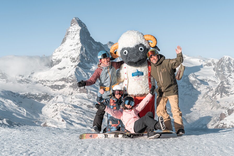 Eine Familie posiert mit Wolli vor dem Matterhorn.  | © Basic Home Production