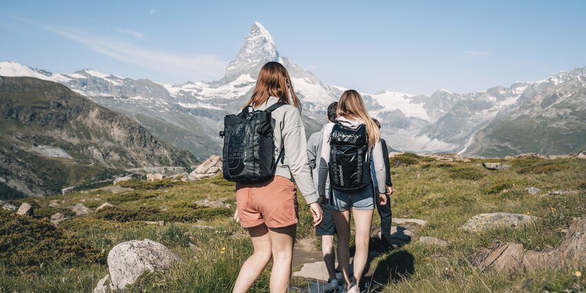 Wandern mit Blick auf das Matterhorn  | © Gabriel Perren
